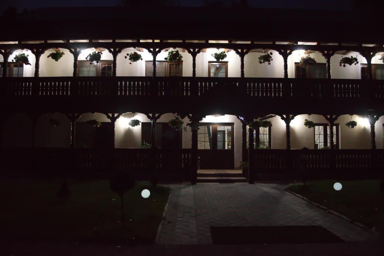 Conacul Cosaului Hotel Feresti Exterior photo